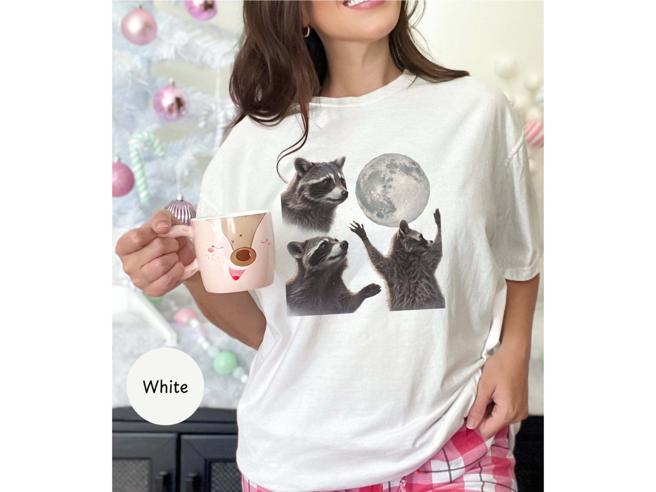 Funny Raccoon Howling at the Moon T-Shirt - Ideal Halloween Gift for Raccoon Lovers!