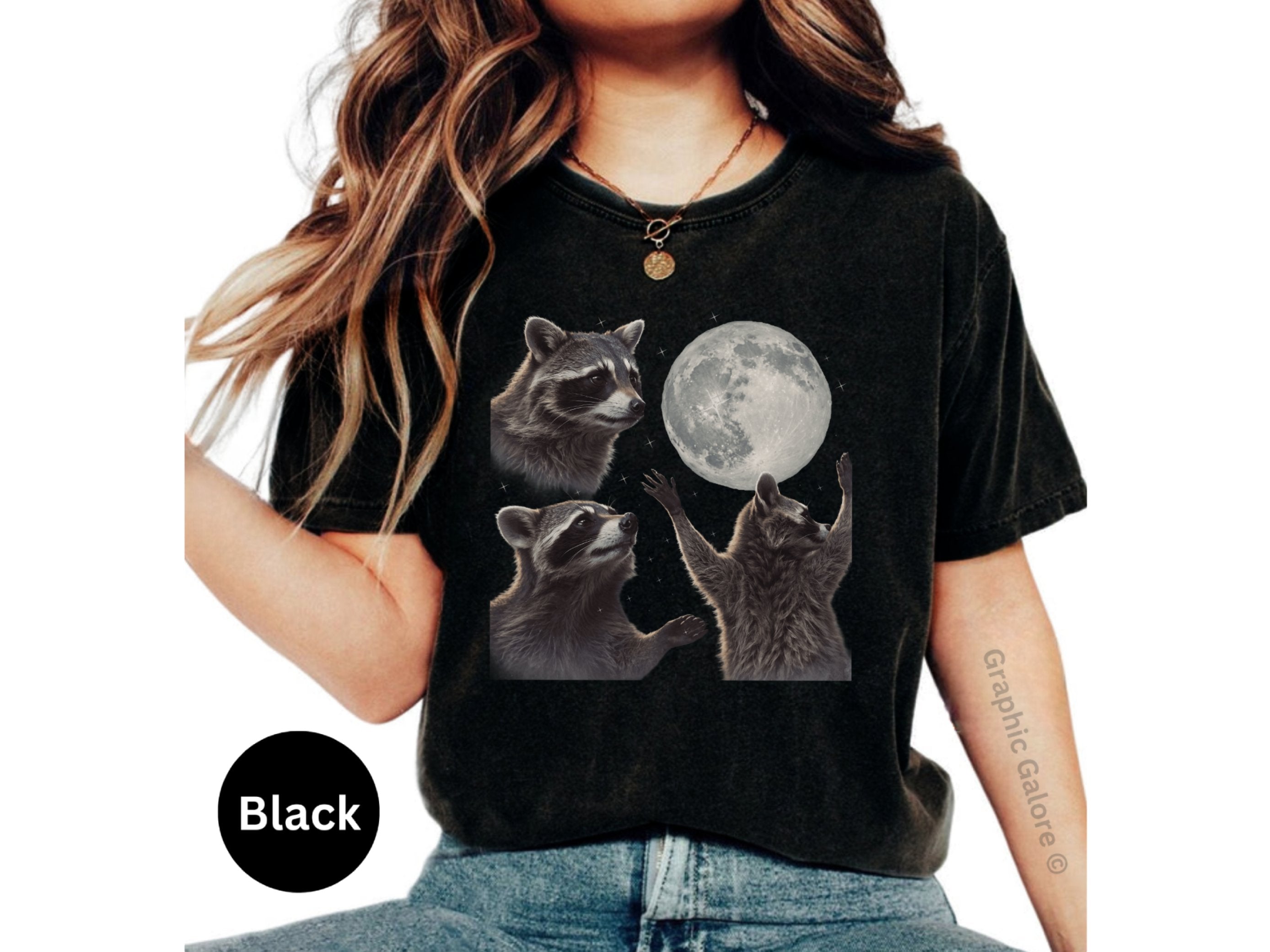 Funny Raccoon Howling at the Moon T-Shirt - Ideal Halloween Gift for Raccoon Lovers!
