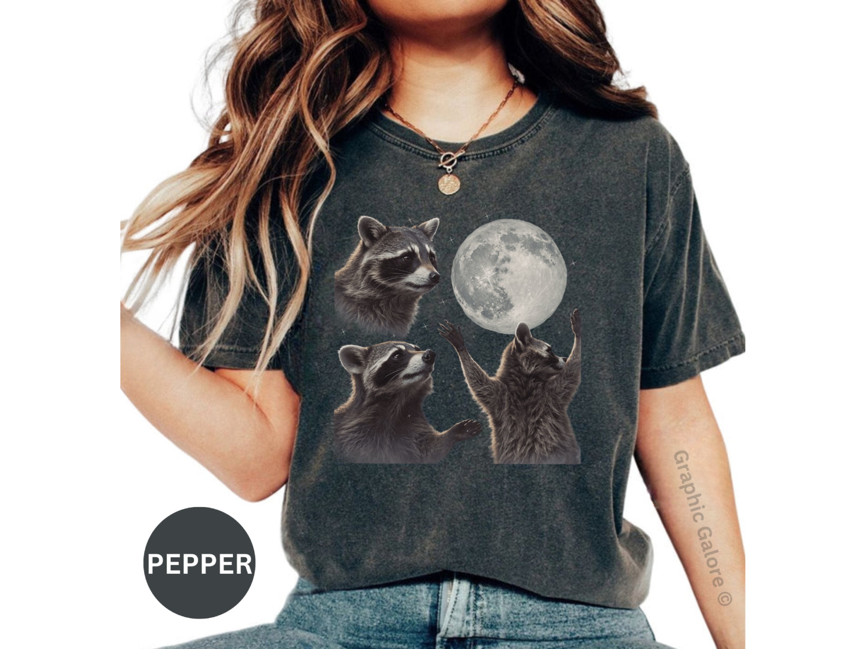 Funny Raccoon Howling at the Moon T-Shirt - Ideal Halloween Gift for Raccoon Lovers!
