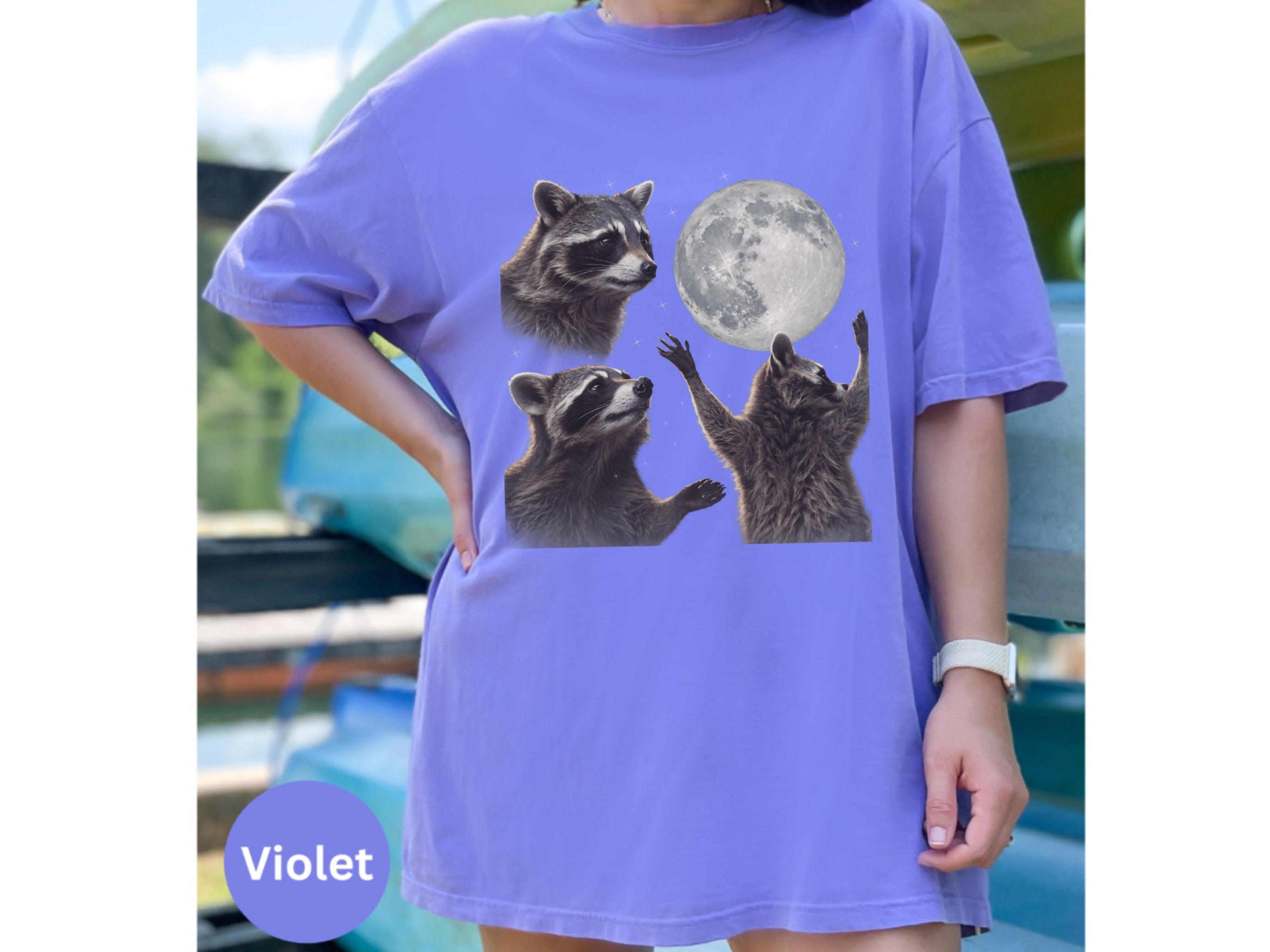 Funny Raccoon Howling at the Moon T-Shirt - Ideal Halloween Gift for Raccoon Lovers!