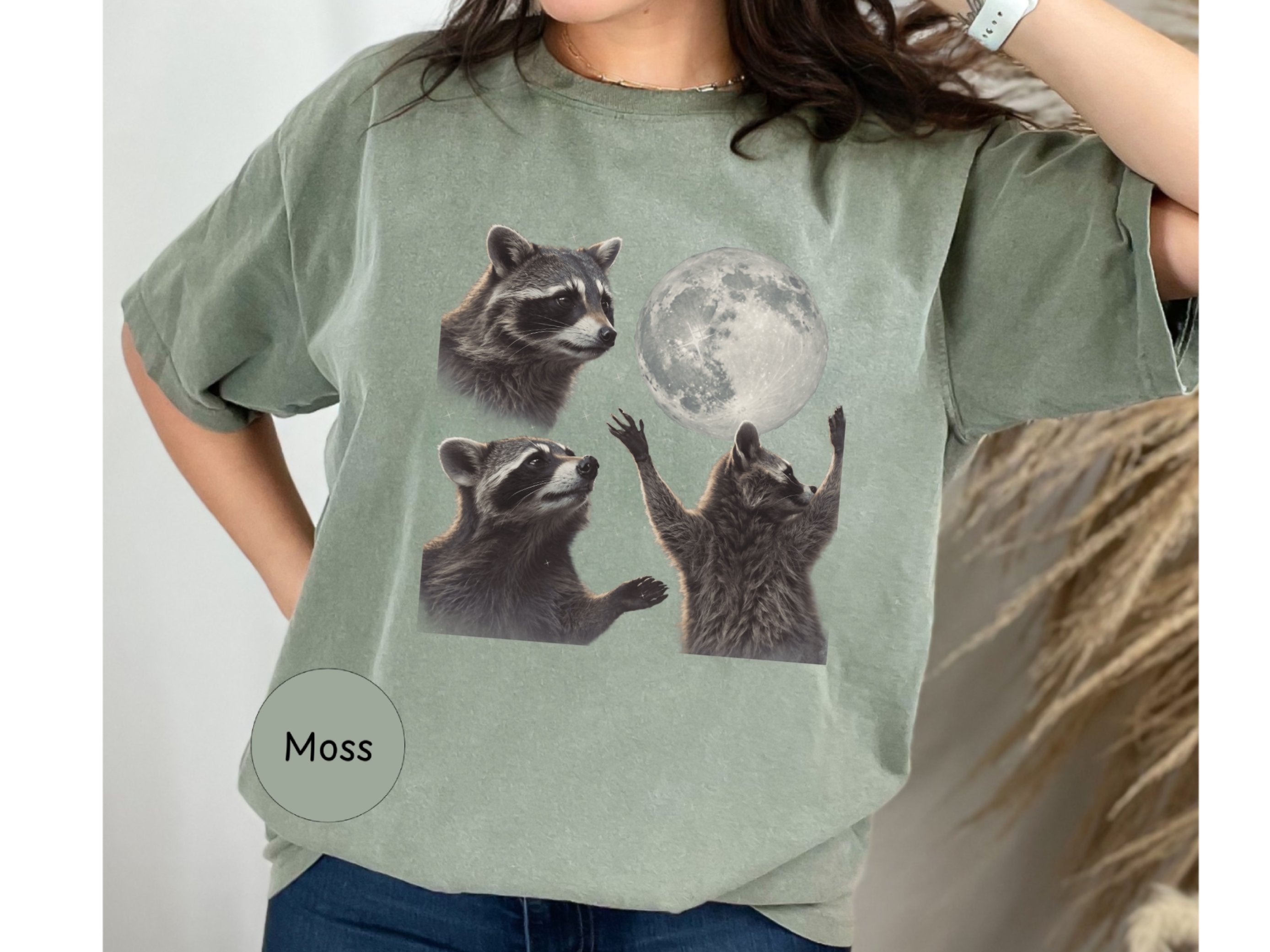 Funny Raccoon Howling at the Moon T-Shirt - Ideal Halloween Gift for Raccoon Lovers!